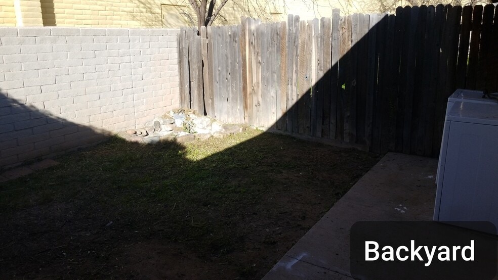 Private Backyard - 2332 N Catalina Ave