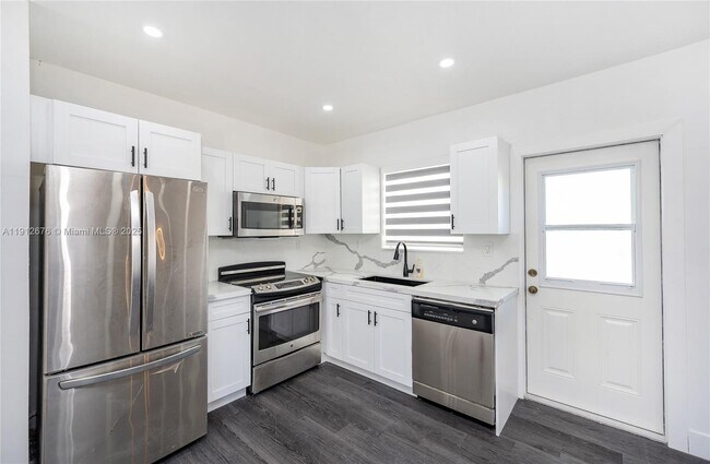 Building Photo - 1706 S Le Jeune Rd