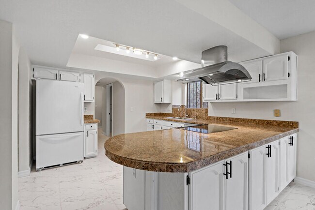 Building Photo - 8500 Mountain View Dr