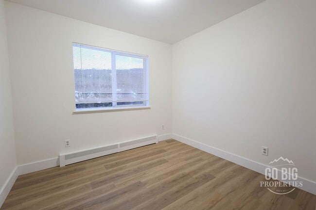 Building Photo - Fully Renovated Condo