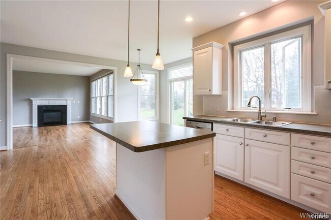 Building Photo - 5558 Martha's Vineyard