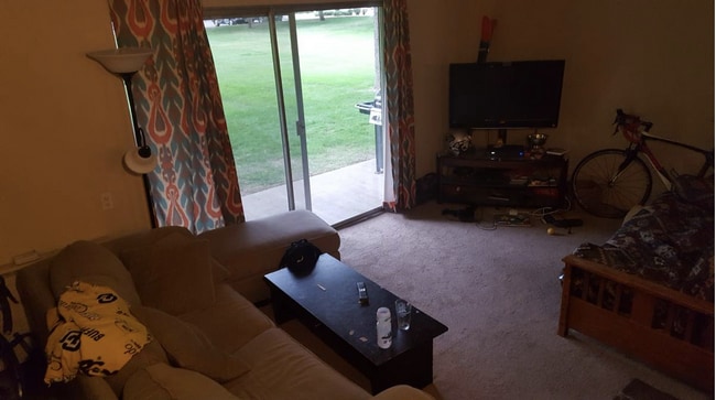 Building Photo - Beautiful 2 Bedroom, 1.5 Bathroom Apartment Available August 1st!