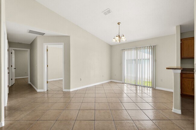 Building Photo - Spacious 3 Bedroom 2 Bath Duplex in Pine G...