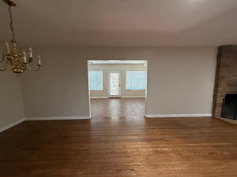 Building Photo - 8552 Woodley Ave