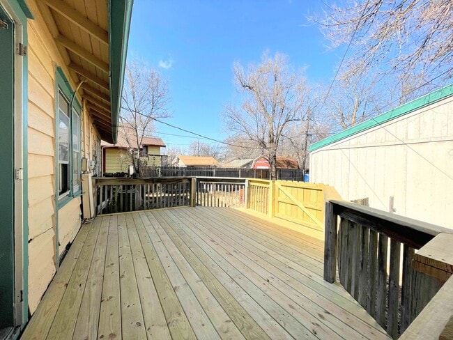 Building Photo - Bungalow Style 3 bed 2 bath home