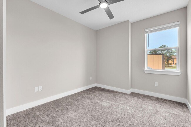 Building Photo - Modern 3 Bedroom Townhome!!