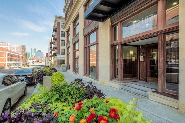 Building Photo - One Bedroom Unit in Wonderful Western Auto Lofts