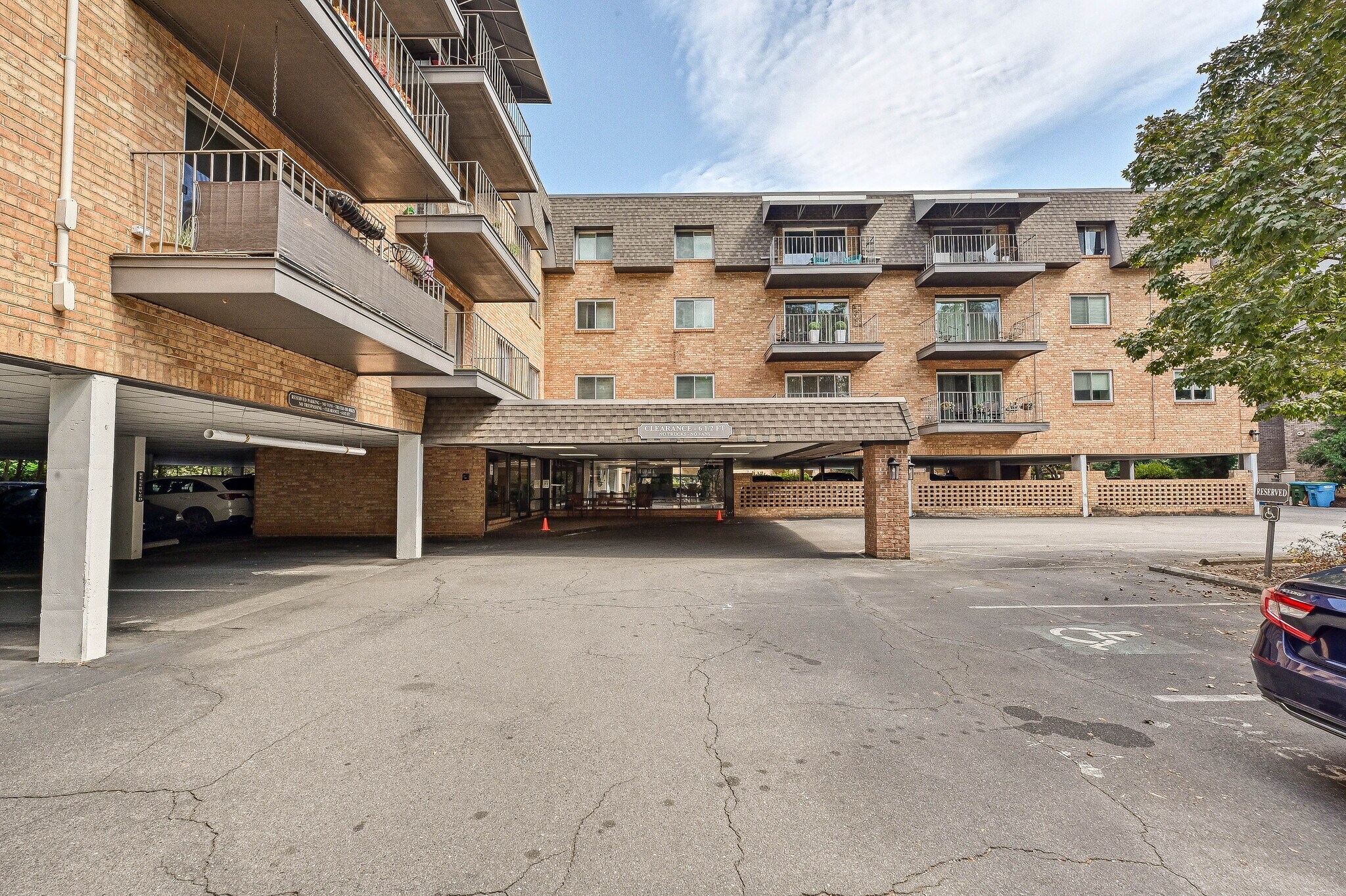 Building Photo - 1323 Queens Rd