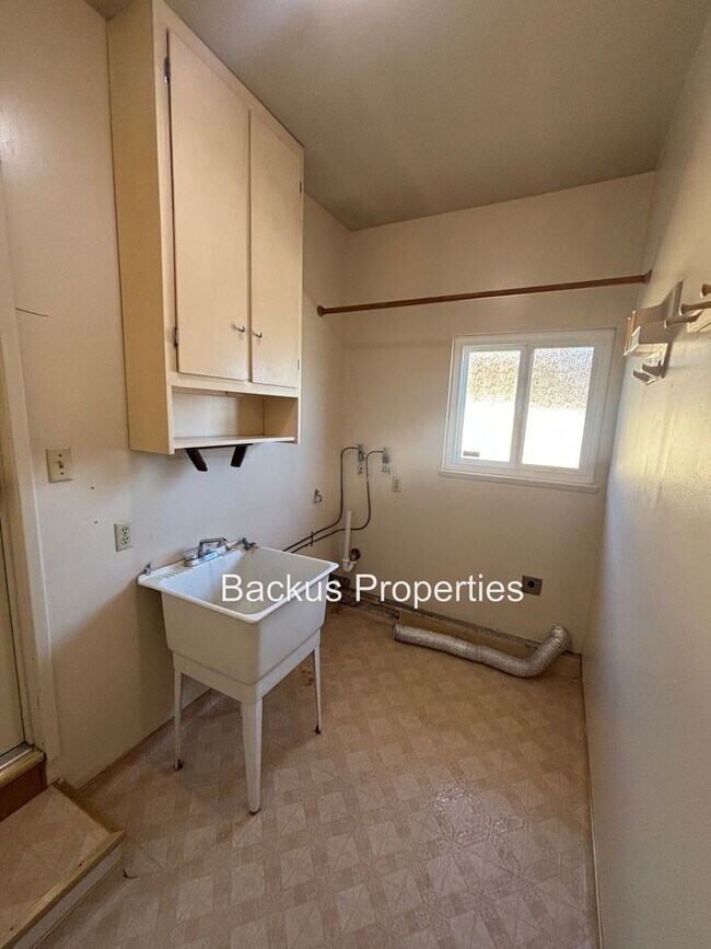 Building Photo - Wonderful three bedroom home in South Salinas