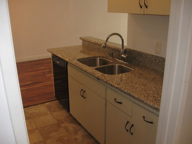 Building Photo - 8530 Holloway Dr