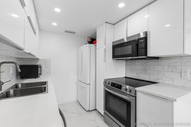 Building Photo - 3028 Harwood D