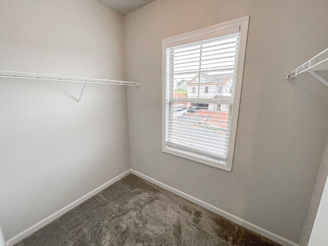 Building Photo - 4624 Silver Oak Dr SW