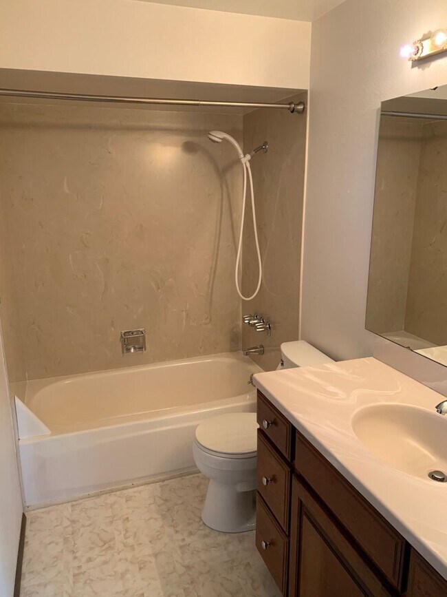 Building Photo - Spacious 3 bed 2 bath rambler home in Boulevard Lane, Renton