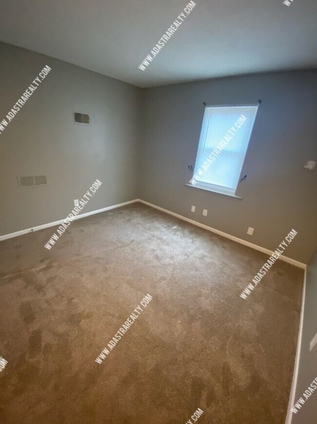 Building Photo - Remodeled Duplex in Olathe-Available NOW!!