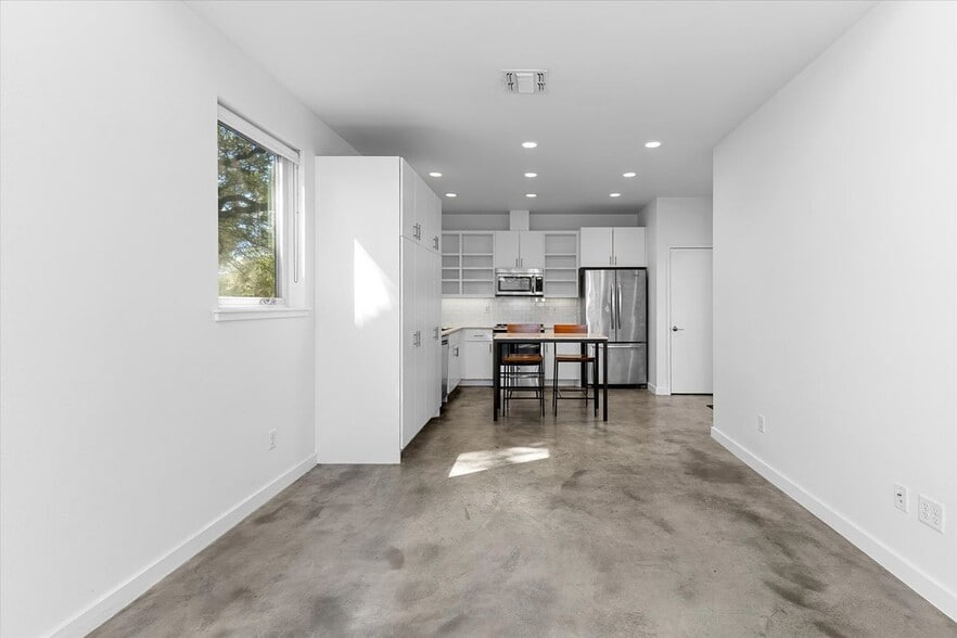 Building Photo - 1204 Woodland Ave