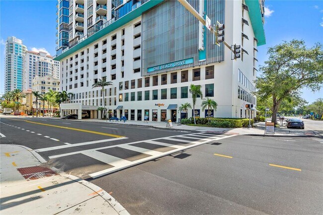 Building Photo - 1 Beach Dr SE