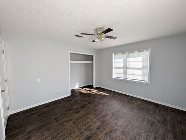 Building Photo - 5150 Parkview Dr