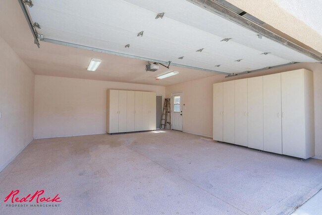 Building Photo - Spacious 6 Bedroom Home with a Balcony!