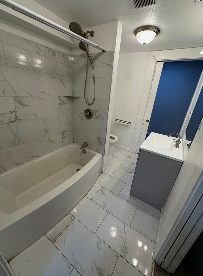 Building Photo - 3 bedroom 1 bath