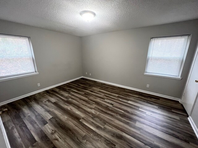 Building Photo - 1102 Crescent Dr