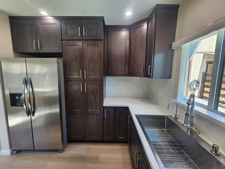 Building Photo - 10941 Walnut Dr