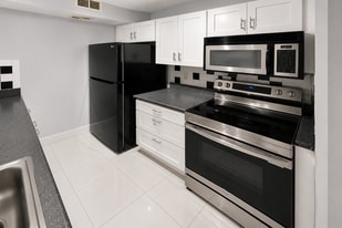 Building Photo - 2148 Sherwood Forest Blvd