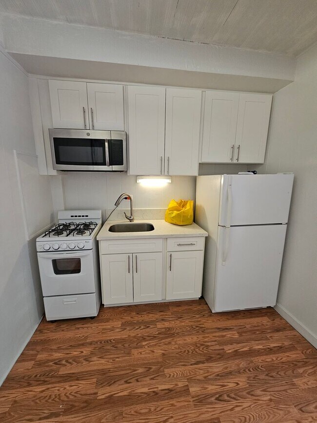 Building Photo - Walkup Studio in Waikiki