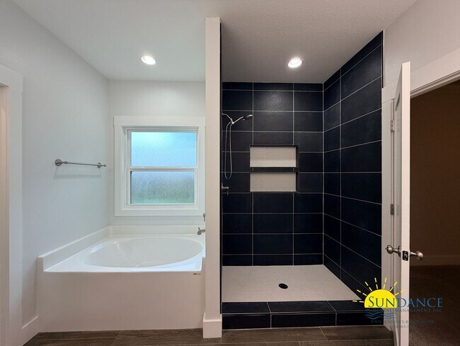 Building Photo - Spacious 5-Bedroom Home in Northern Pines, Fort Walton Beach!