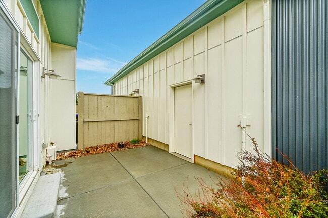 Building Photo - $2,895.00, 3 bedrooms, 3.5 baths, located ...