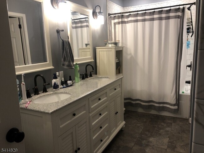 Building Photo - 173 Riveredge Dr