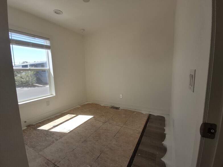 Building Photo - 3601 E Wyoming Ave