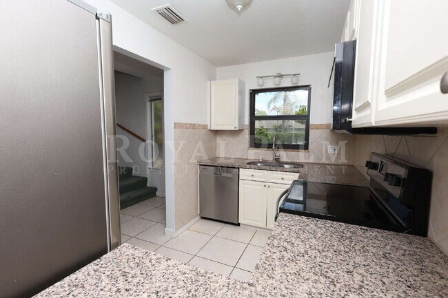 Building Photo - 2 Bed, 2.5 Bath Townhouse with Balcony, Pool & Prime Bonita Springs Location
