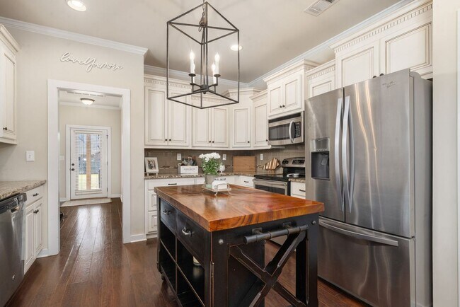 Building Photo - Spacious 4 Bed 4.5 Bath! Available July 15th!