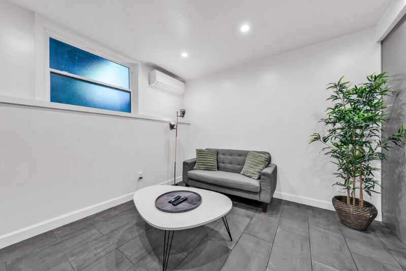 Building Photo - 3014a Pine St