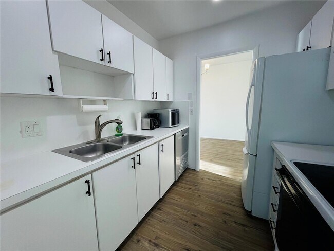 Building Photo - 400 N Riverside Dr
