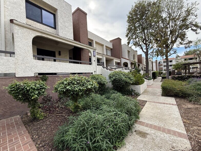 Building Photo - 21620 Burbank Blvd