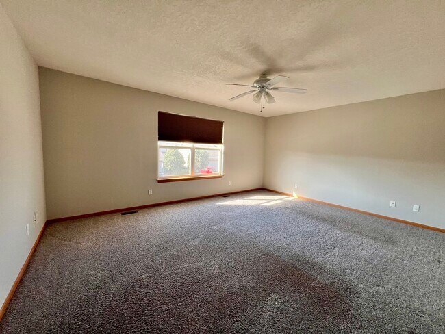 Building Photo - 1172 Rose Dr