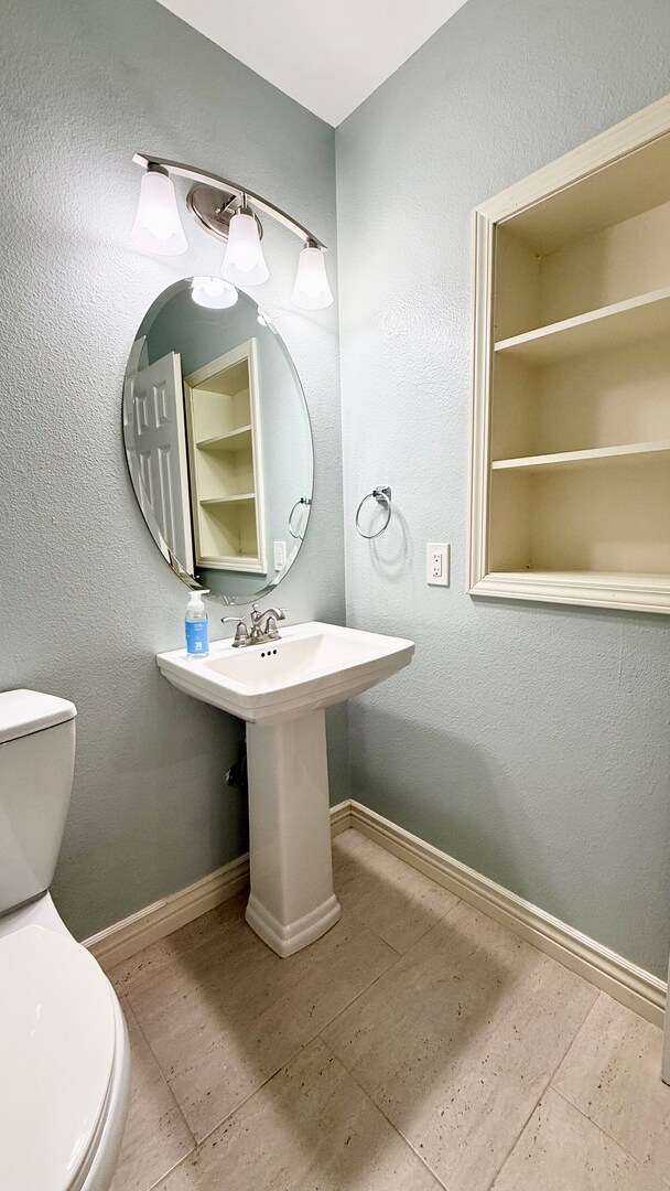 Building Photo - GOURMET KITCHEN-D20-6 BEDROOMS