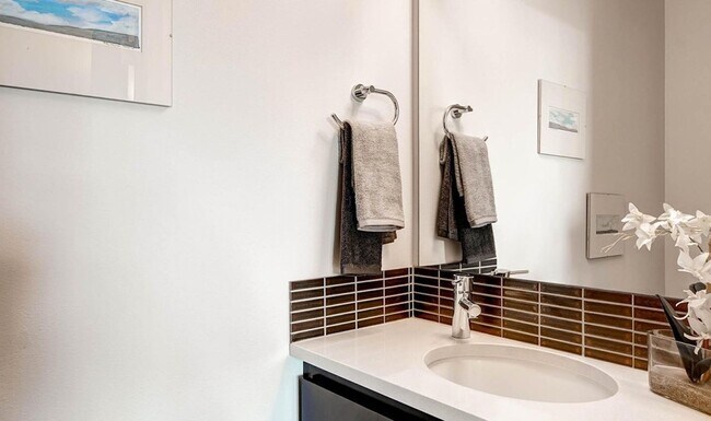 Building Photo - Ballard Townhouse