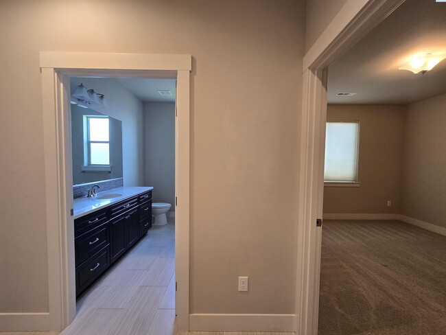 Building Photo - Spacious Rambler in South Richland with La...