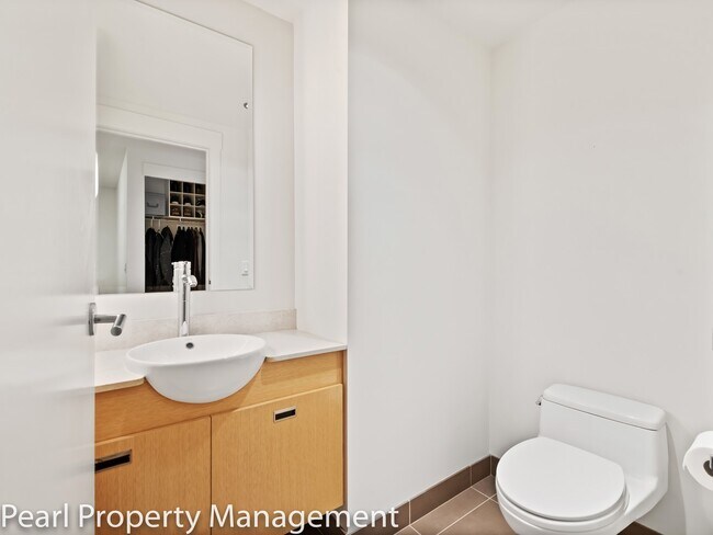 Building Photo - Waterfront Pearl - 1 bed/1.5 bath/den sw corner unit with parking/2 balconies/river view/most uti...