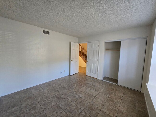Building Photo - An Amazing Henderson 3 Bedroom Townhome!!