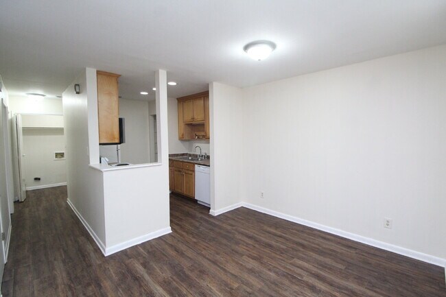 Building Photo - 2-Bedroom Apt. with Walk-In Closet & Private Deck