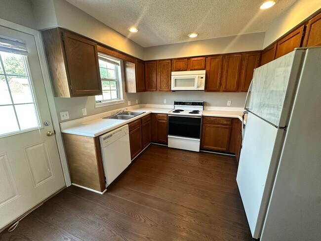 Building Photo - 904 Southwood Dr