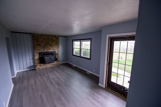 Building Photo - Lovely 3 Bed / 2 Bath in Private Setting--AVAILABLE NOW!!!
