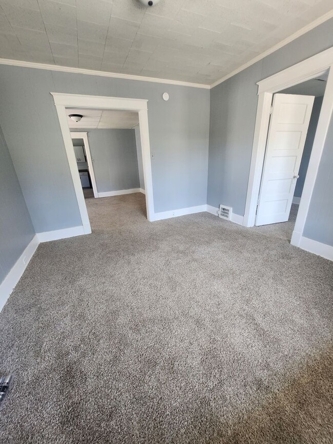Building Photo - Lower 3 bedroom unit