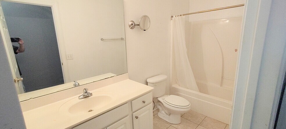 Bath 2 - 2041 Silvercrest Drive
