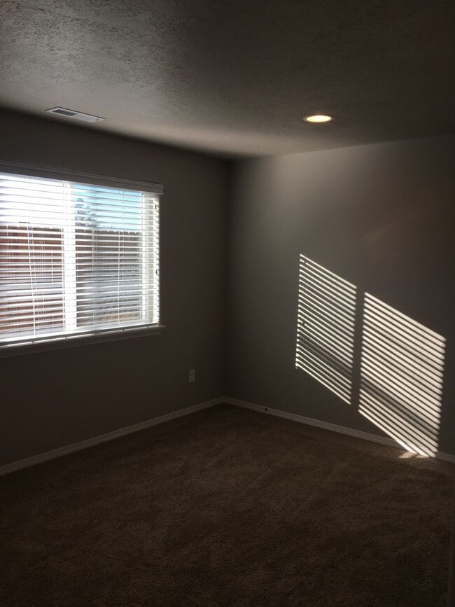 Building Photo - 3 Bedroom / 2 Bathroom Home in SW Redmond