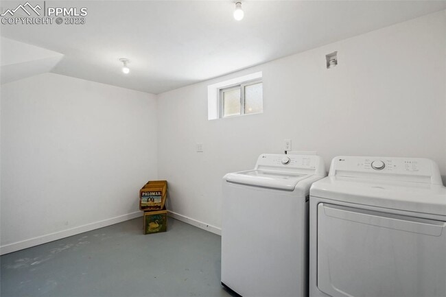 Building Photo - Updated Craftsman, minutes to downtown - 4 bedroom, 2 bath, alley parking + garage