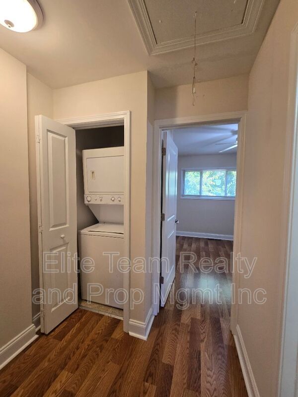 Building Photo - 1207 Green Oaks Ln